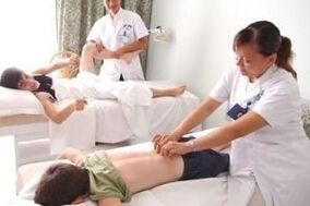 masáž jako metoda léčby artrózy